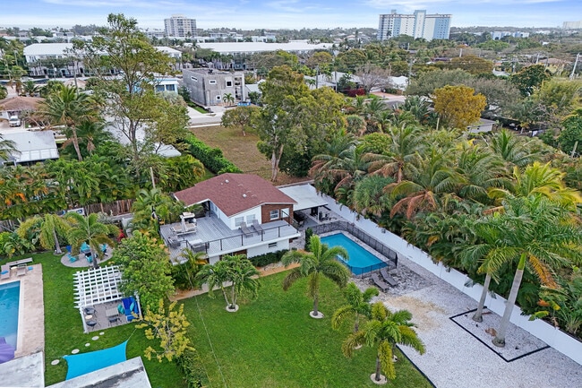 Building Photo - 311 SE 3rd Ave