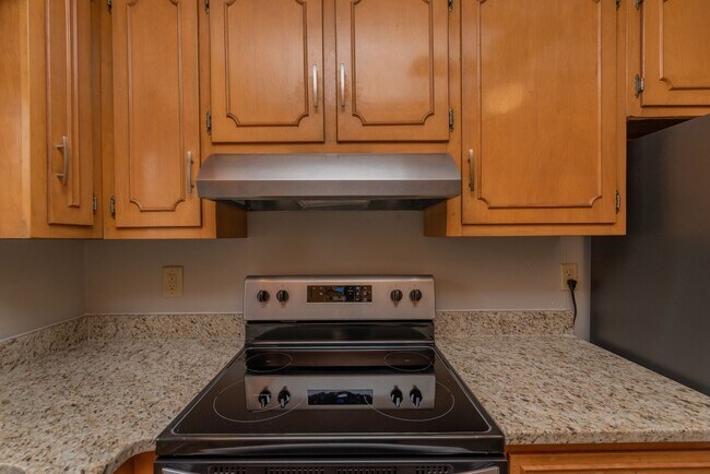 Building Photo - 2 bed/1 bath apartment for rent in Summerville, in-unit washer & dryer!
