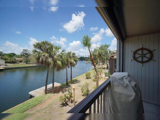 Building Photo - Waterfront 2BR Condo with Private Garage and Water Views in Tampa
