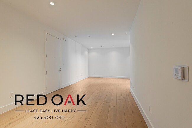 Building Photo - Exquisite, Luxury One Bedroom Featuring a ...