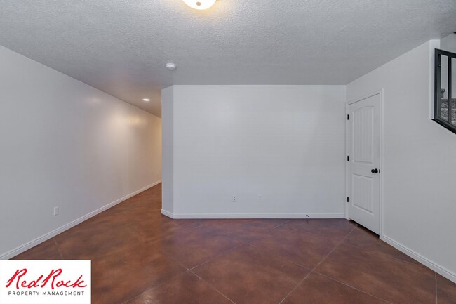 Building Photo - DOG-FRIENDLY 3 Bedroom Townhome with INTER...