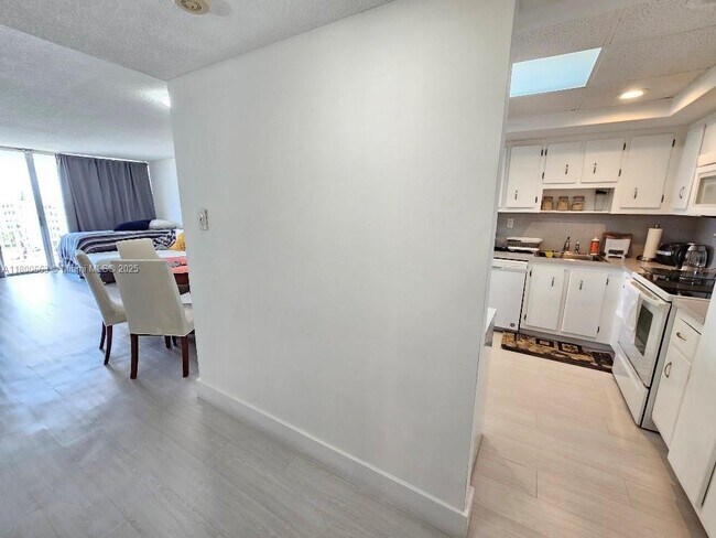 Building Photo - 18031 Biscayne Blvd