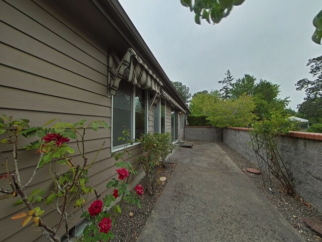 Building Photo - 3 Bedroom Duplex ~ Close to Timberhill Sho...