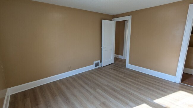 Building Photo - A charming 3-bedroom, 1.5-bathroom home located in the vibrant city of Akron