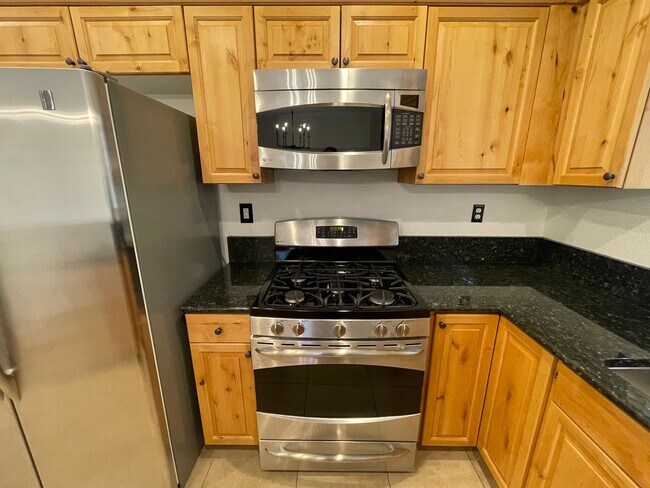 Building Photo - 3 Bedroom / 3 Bathroom in North Reno Near UNR