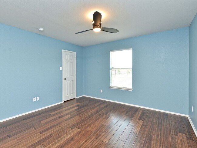 Building Photo - Spacious 2 story with cul-de-sac location