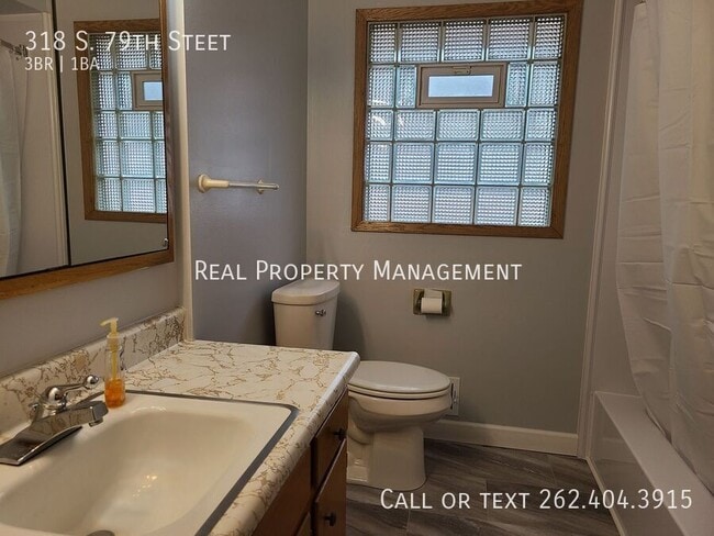 Building Photo - 318 S 79th St