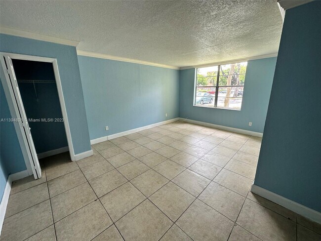 Building Photo - 1815 W 56th St