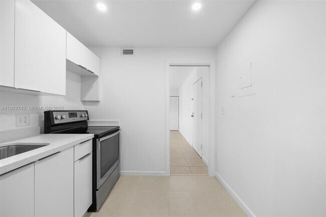 Building Photo - 4222 Inverrary Blvd