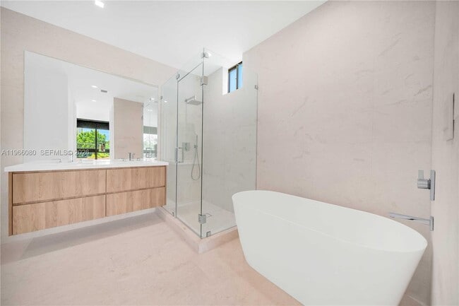 Building Photo - 2710 SW 34th Ave