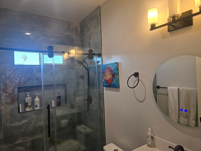 Building Photo - Fully Furnished 2 Bed, 2 Bath Townhome – 5...