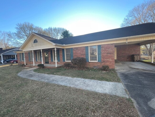 Building Photo - 3 bedroom 2 bathroom  house available now!  Bonus Room!