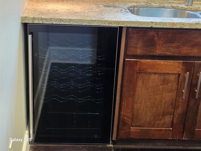 Building Photo - 102 E 5th St