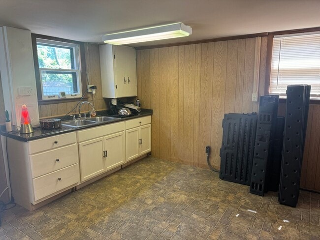 Building Photo - 332 Lynn Dr