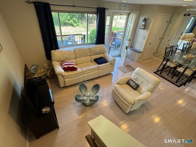 Building Photo - 7 Clearwater Ln