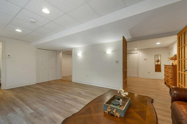 Building Photo - 8 Hemlock Ln