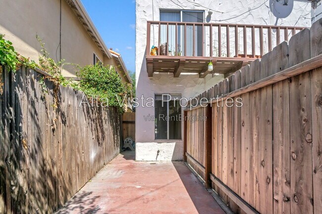 Building Photo - 325 Rosemont St
