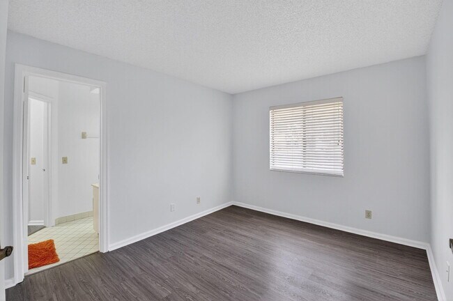 Building Photo - 5530 Coach House Cir