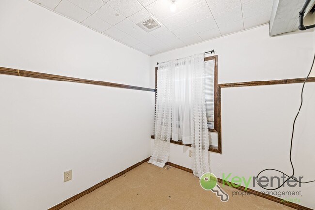 Building Photo - 2 WEEKS FREE RENT! Easy living 4 bedroom 2...