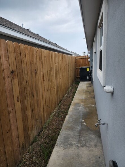 Building Photo - 1006 N Woodson Ave