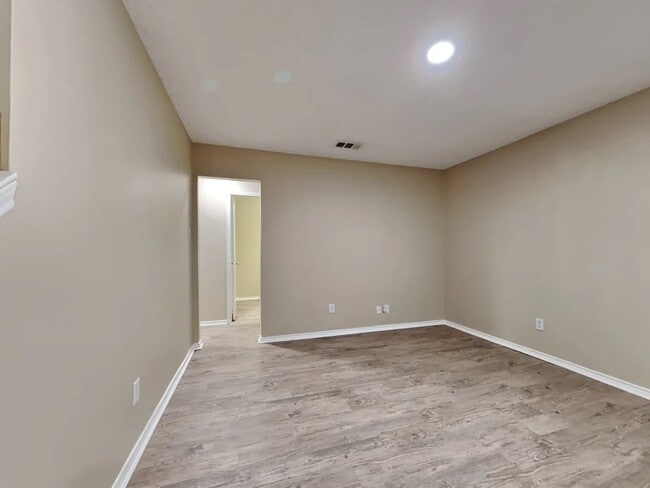 Building Photo - 7205 Silktree Ct