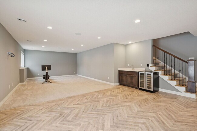 Building Photo - Luxurious 5-Bed/5 Baths, Granite & 3 Car Garage