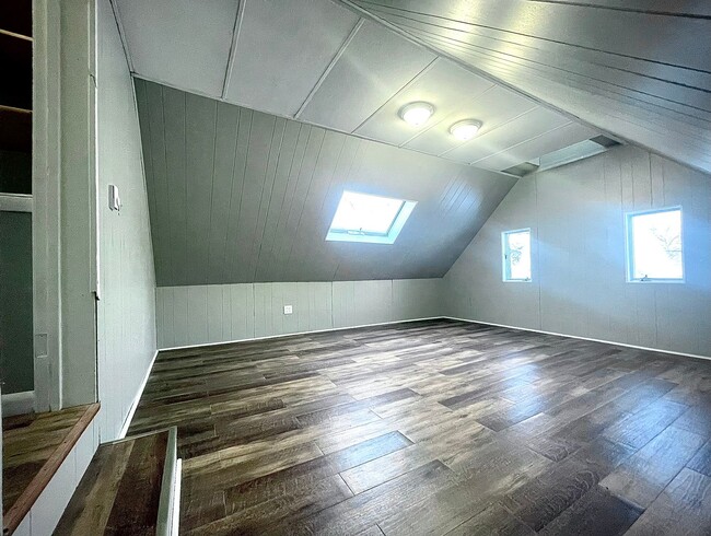 Building Photo - 349 6th Ave S