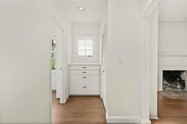 Building Photo - Large, Beautiful Upper Piedmont Home