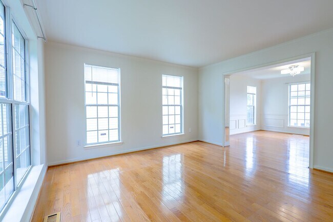Building Photo - Beautiful 4 BR/3.5 BA Single-Family Home i...