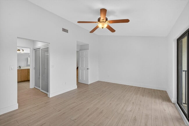 Building Photo - 270 Captains Walk