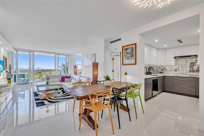 Primary Photo - 5600 Collins Ave