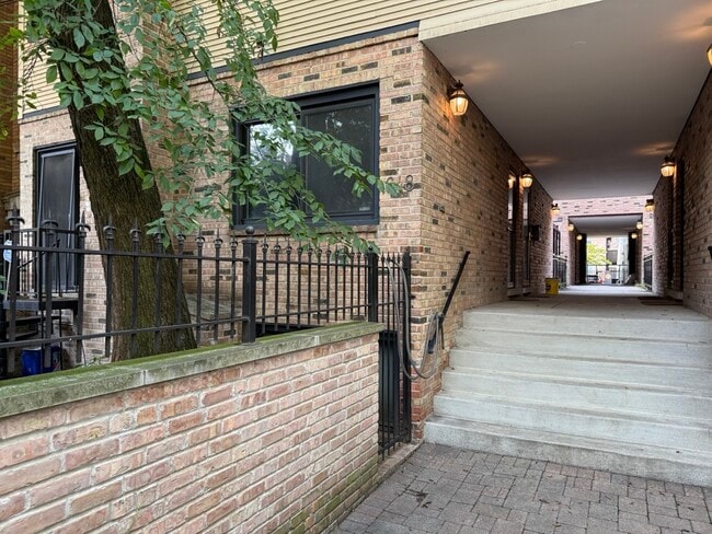 Building Photo - 646 W Belden Ave