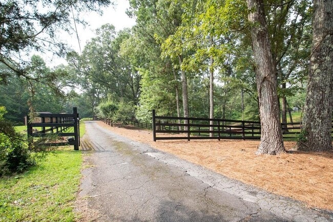 Building Photo - 728 S McCollum Dr