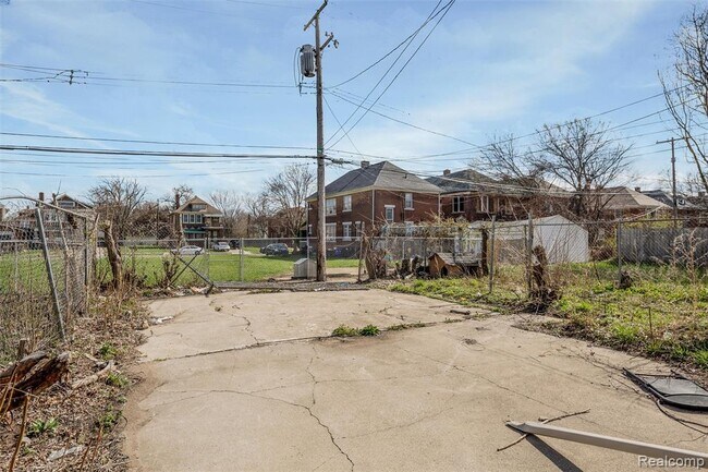 Building Photo - 3217 Elmhurst St