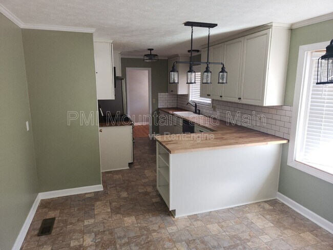 Building Photo - 1220 Woodmont Dr