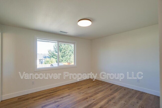 Building Photo - 819 SE Olympia Dr