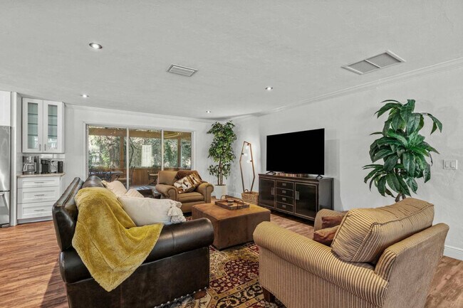 Building Photo - 2821 NW 4th Ln