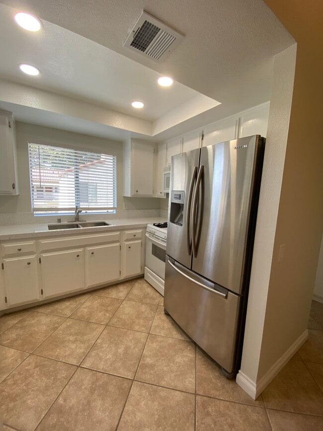 Building Photo - 1 bed, 1 bath Sycamore Villas Condo