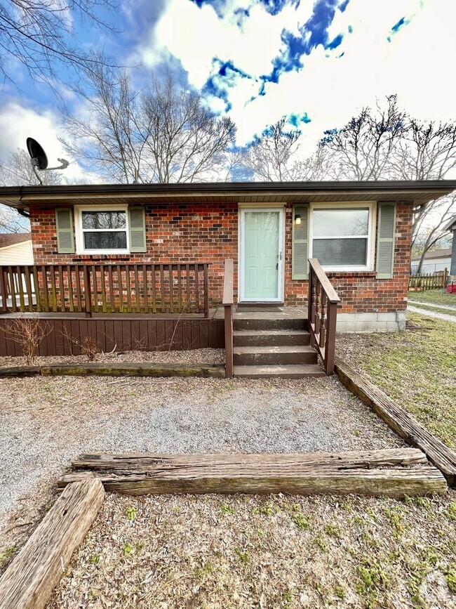 Building Photo - Available May 15! 2 bed 1 bath Duplex in M...