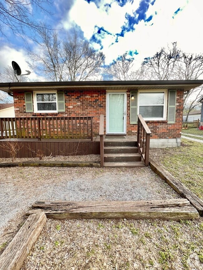 Building Photo - Available Now! 2 bed 1 bath Duplex in Madi...