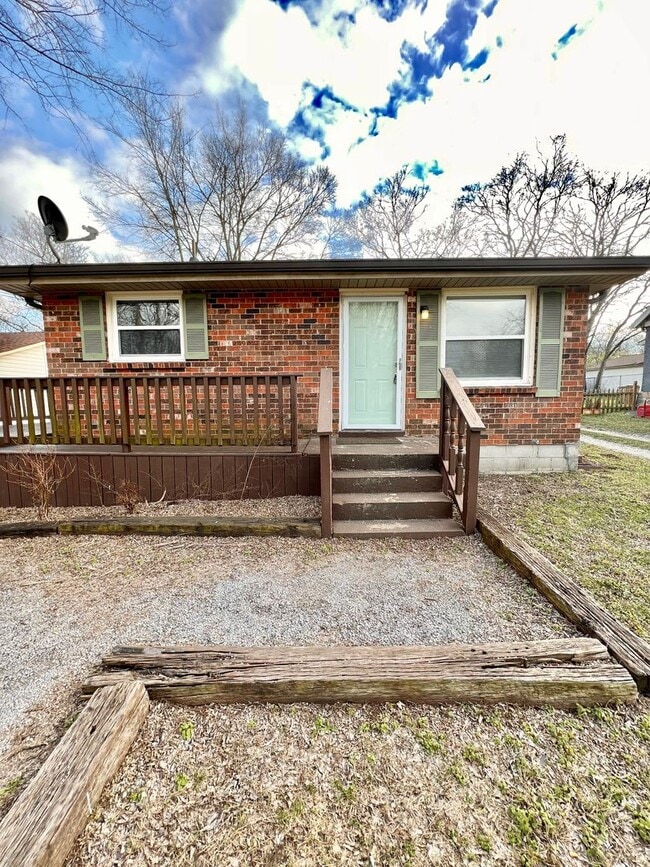 Primary Photo - Available Now! 2 bed 1 bath Duplex in Madi...