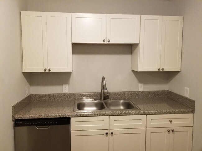 Building Photo - 5909 Lone Oak Dr SW