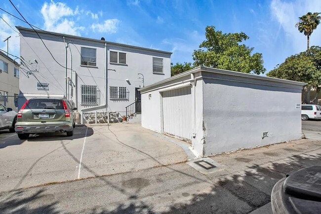 Building Photo - 300 S Doheny Dr