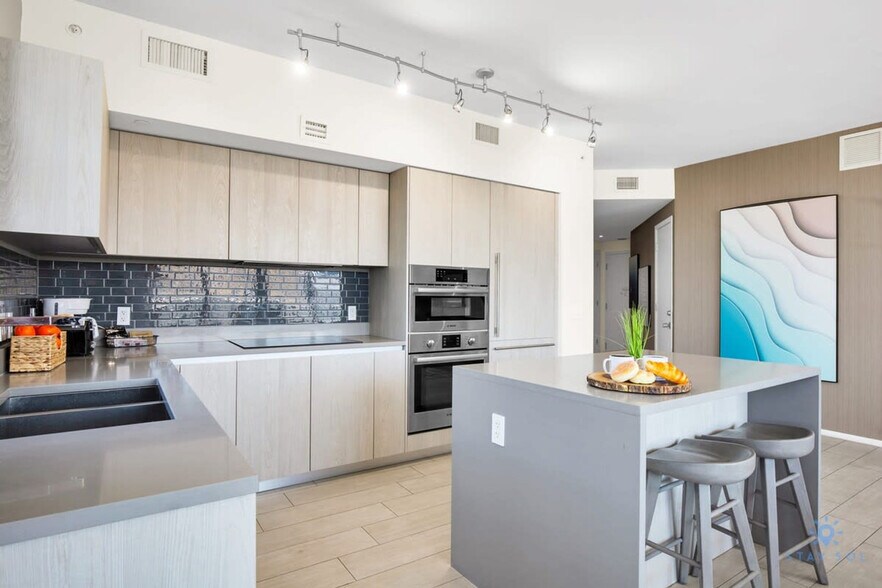 Building Photo - 4010 S Ocean Dr