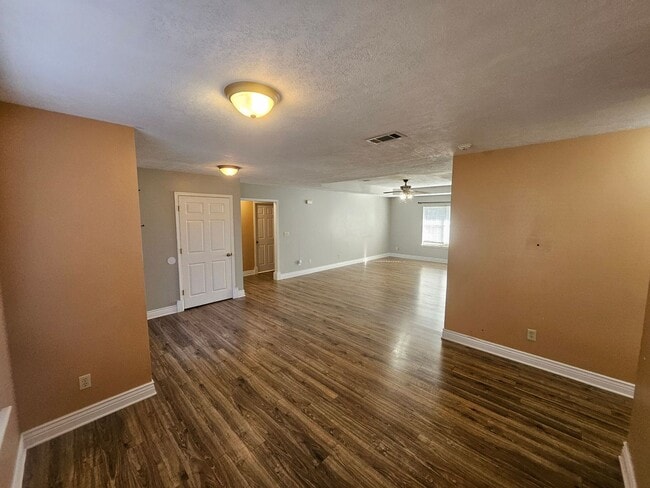 Building Photo - 2018 Hickory Dr