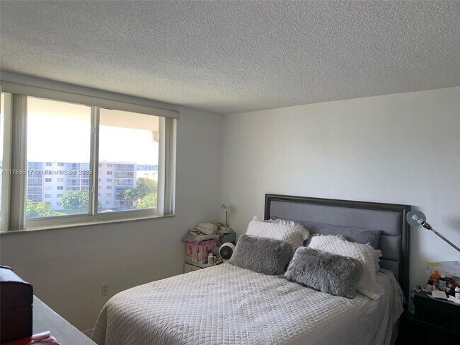 Building Photo - 2851 Leonard Dr