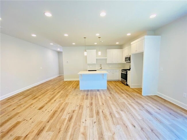 Building Photo - 1089 N Village Dr