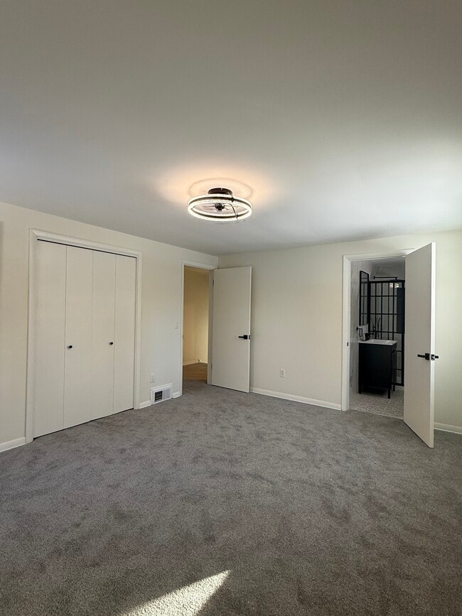 Building Photo - 4300 Fairfield Dr