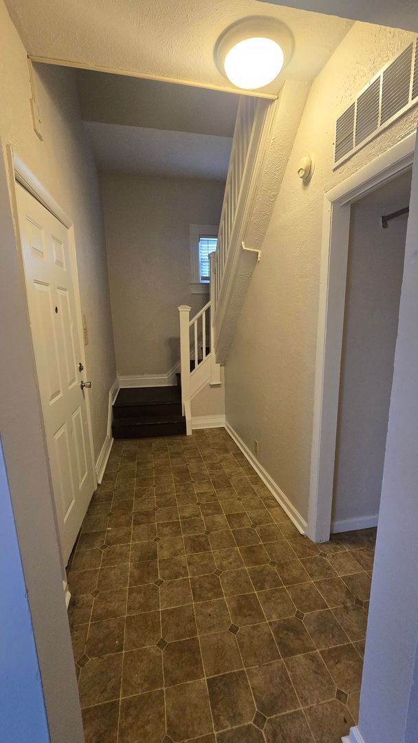 Building Photo - Spacious 4 Bed, 1.5 Bath! ($300 Off Move In Rent! Move in by 1/31!)