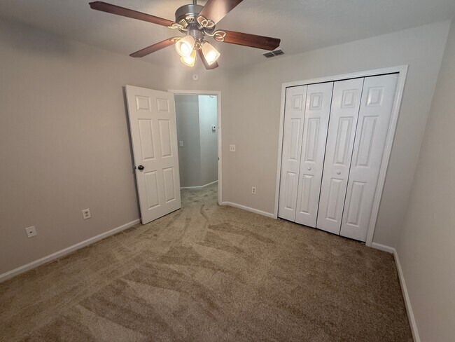 Building Photo - 5550 Oak Crossing Dr